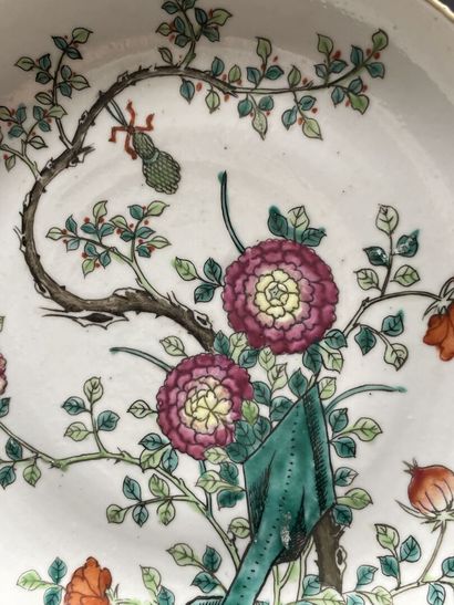 Pair of Chinese porcelain dishes, decorated...