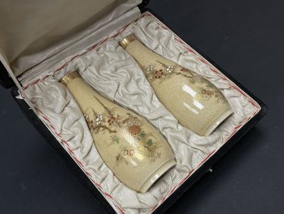 Paire de vases en faience de Satsuma.
Japon...