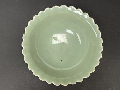CHINA: Celadon porcelain bowl.
Qianlong stamp.
H:...