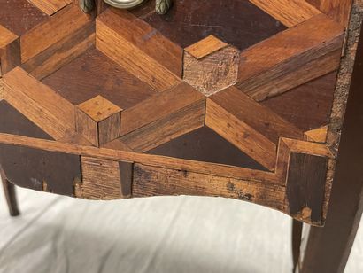 Cylinder inlaid desk with cubes.
Louis XV...