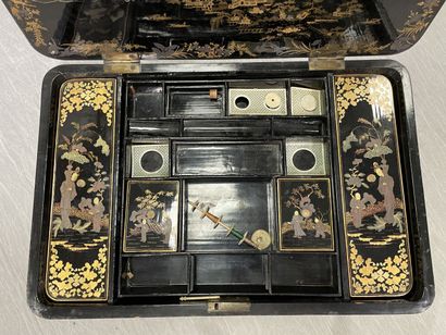 Worker in lacquered wood with Far Eastern...