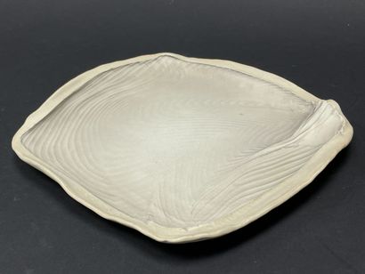 Wayne FISCHER (born 1953). 
Ceramic plate,...