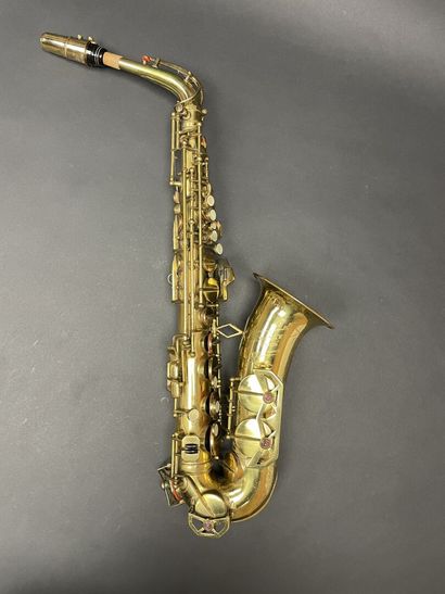DOLNET in Paris. 
Saxophone. 
n° 31817
H....