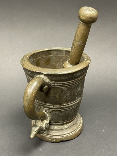 Flared apothecary mortar with concentric...