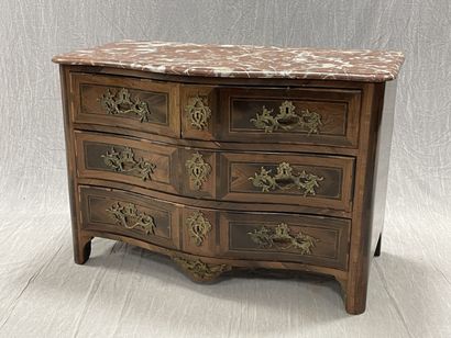 Chest of drawers with curved front, in rosewood...