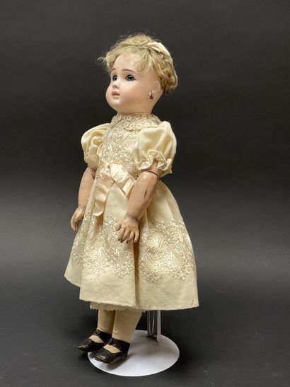 STEINER Beautiful closed-mouth doll, debossed...