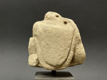 Tête de bouddha . 
Sculpture en grès érodé.
Birmanie...