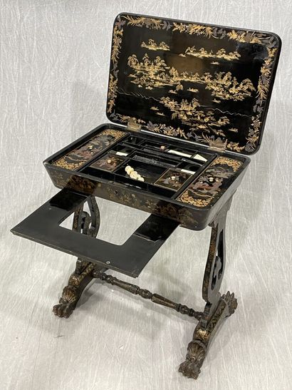 Worker in lacquered wood with Far Eastern...