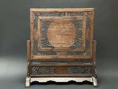 Ecran en bois sculpté, ajouré avec incrustations...