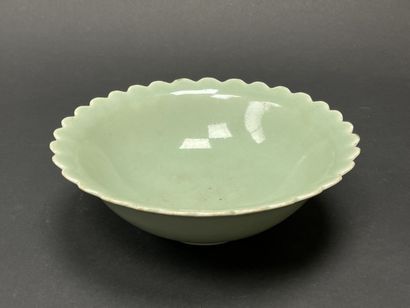 CHINA: Celadon porcelain bowl.
Qianlong stamp.
H:...