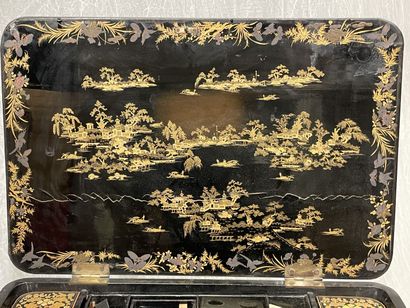 Worker in lacquered wood with Far Eastern...