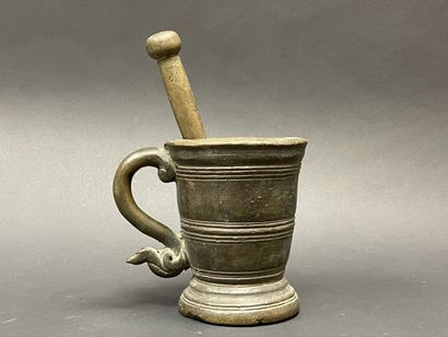 Flared apothecary mortar with concentric...