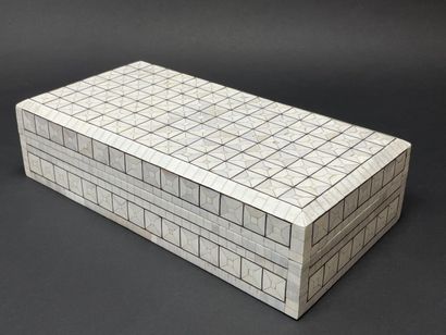Coffret en marqueterie de nacre. 
10 x 38...