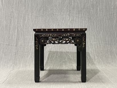 Petite table basse en bois exotique à incrustations...