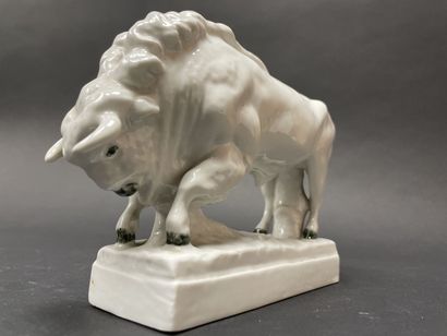 Manufacture ZSOLNAY. 
Bison en porcelaine....