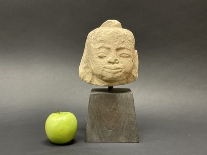 Tête de bouddha . 
Sculpture en grès érodé.
Birmanie...