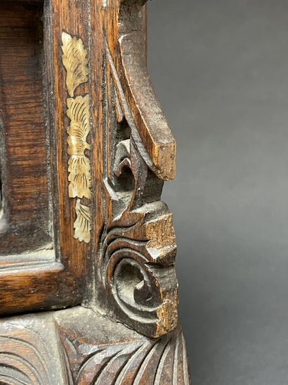 Ecran en bois sculpté, ajouré avec incrustations...