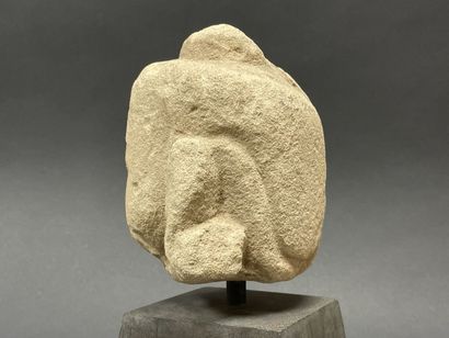 Tête de bouddha . 
Sculpture en grès érodé.
Birmanie...