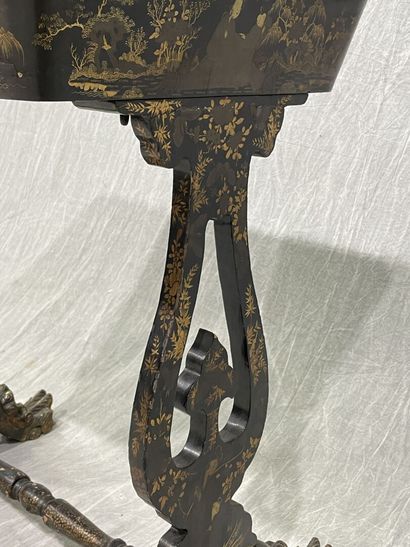 Worker in lacquered wood with Far Eastern...