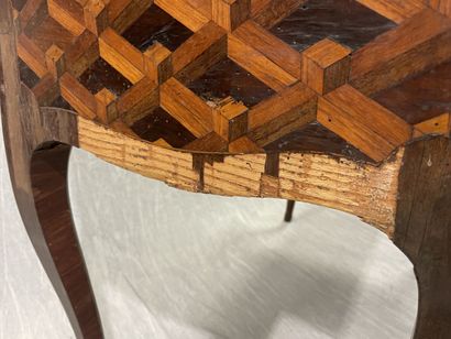 Cylinder inlaid desk with cubes.
Louis XV...