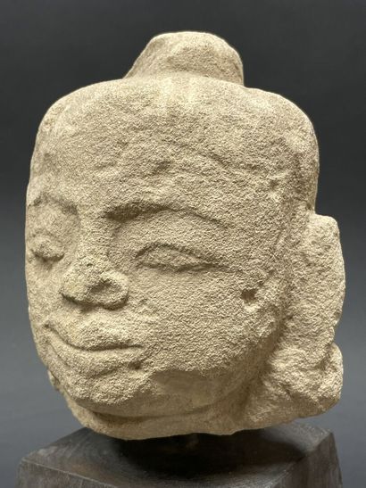 Tête de bouddha . 
Sculpture en grès érodé.
Birmanie...