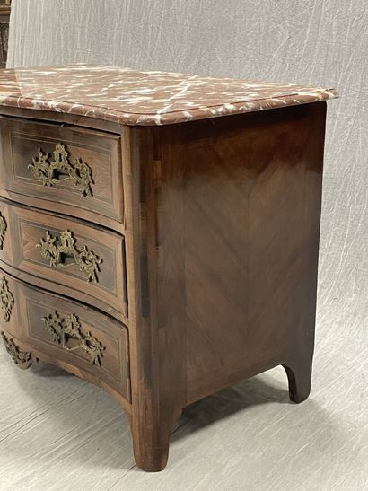 Chest of drawers with curved front, in rosewood...