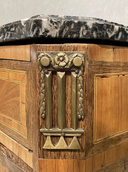 Straight desk with fluted sides, opening...