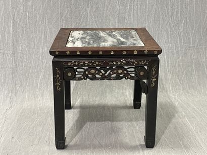 Petite table basse en bois exotique à incrustations...