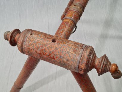 Lacquered wood cradle.
Burma XX°.
90 x 107...