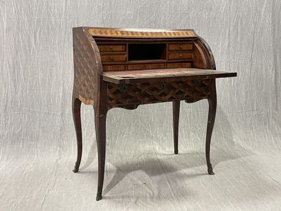 Cylinder inlaid desk with cubes.
Louis XV...