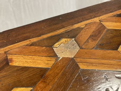 Cylinder inlaid desk with cubes.
Louis XV...