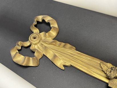 Paire d'appliques en bronze doré. à trois...