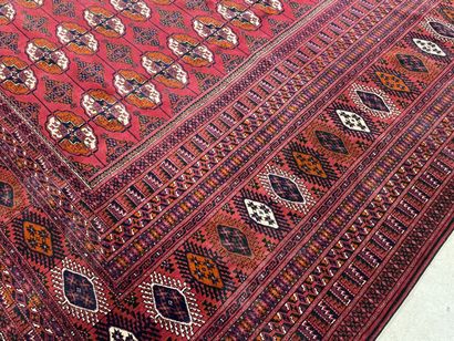 Large oriental rug. 
525 x 350 cm.