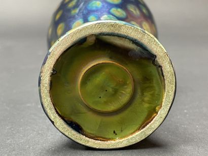 Manufacture ZSOLNAY. 
Petit vase en céramique,...