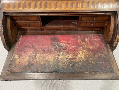 Cylinder inlaid desk with cubes.
Louis XV...