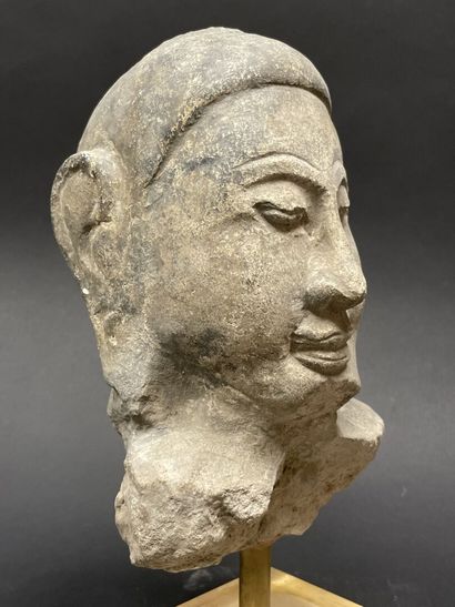 Ancienne tête de Bouddha.
Grès calcaire.
Birmanie...