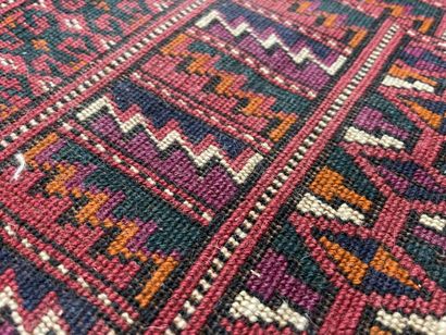 Large oriental rug. 
525 x 350 cm.