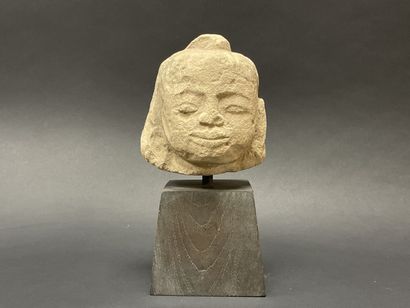 Tête de bouddha . 
Sculpture en grès érodé.
Birmanie...