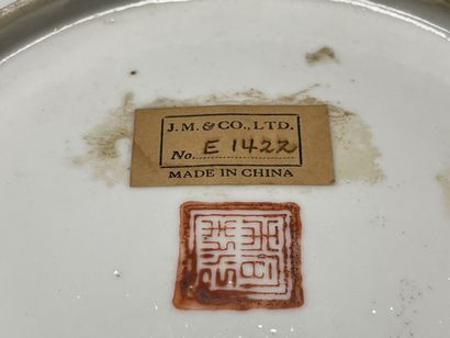 Pair of Chinese porcelain dishes, decorated...