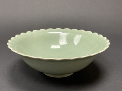 CHINA: Celadon porcelain bowl.
Qianlong stamp.
H:...