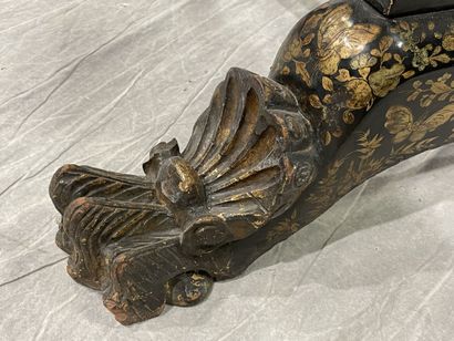 Worker in lacquered wood with Far Eastern...