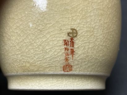 Paire de vases en faience de Satsuma.
Japon...