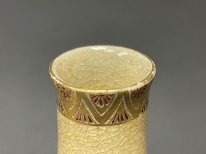 Paire de vases en faience de Satsuma.
Japon...