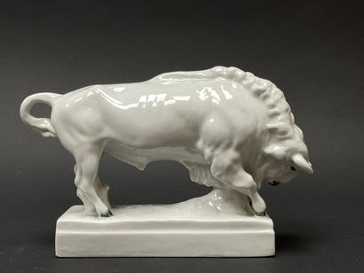 Manufacture ZSOLNAY. 
Bison en porcelaine....