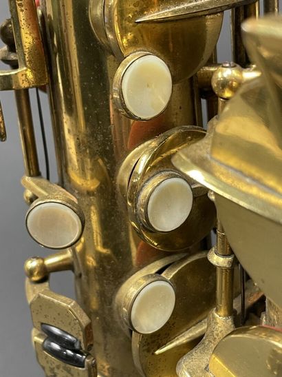 DOLNET in Paris. 
Saxophone. 
n° 31817
H....