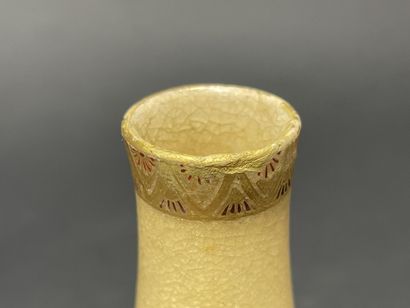Paire de vases en faience de Satsuma.
Japon...