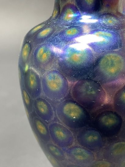 Manufacture ZSOLNAY. 
Petit vase en céramique,...