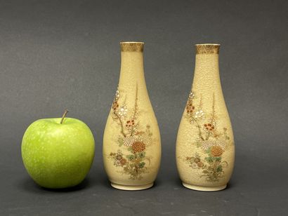 Paire de vases en faience de Satsuma.
Japon...