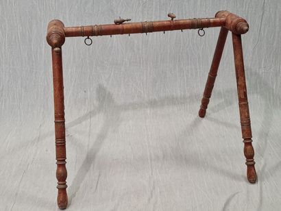 Lacquered wood cradle.
Burma XX°.
90 x 107...