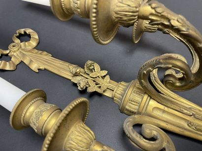 Paire d'appliques en bronze doré. à trois...